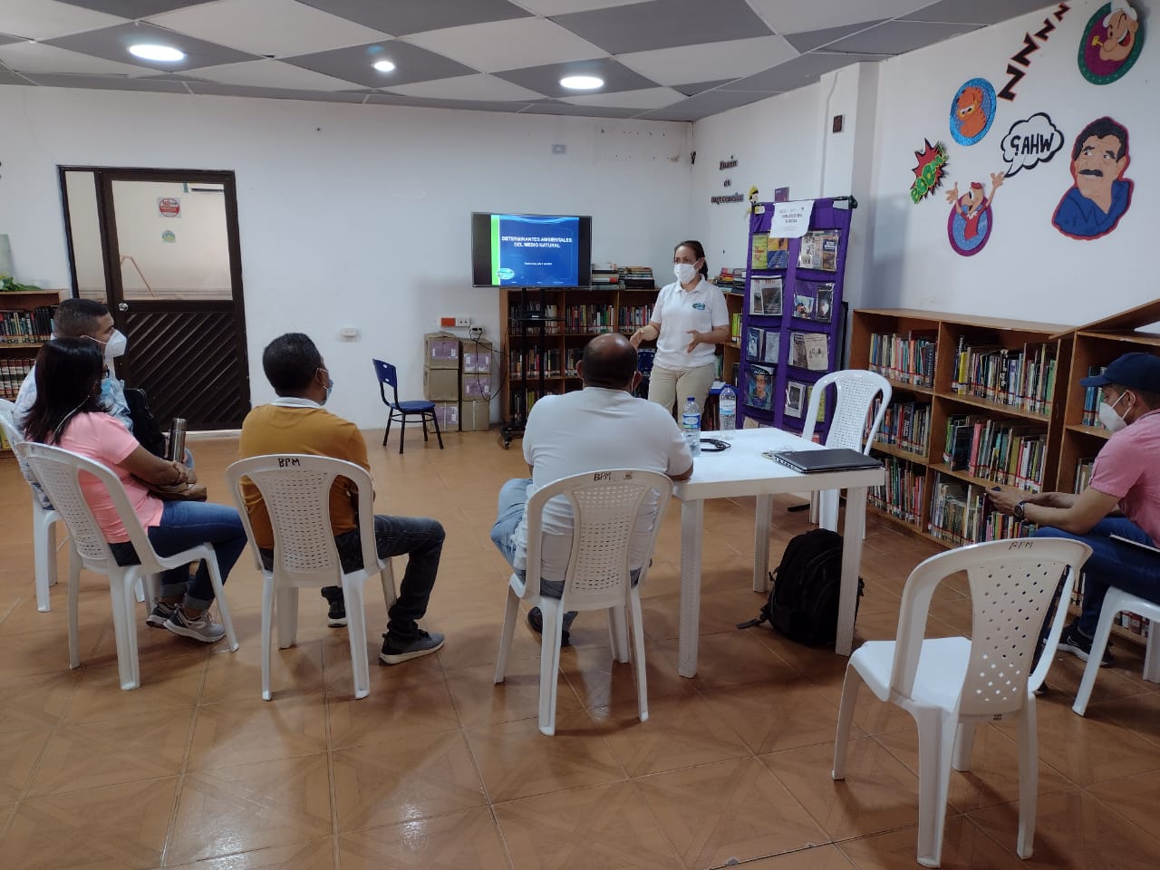 Funcionario de CORPAMAG en teunión con miembros de la alcaldía de Santa Ana